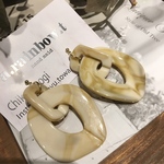 マーブルベージュ大ぶりピアス