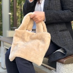 ［送料無料］プードルファーのふわもこバッグ(モカファー×赤青チェック)