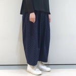 小さなドット模様のサーカスパンツ