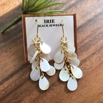 雫シェルのシャンデリアピアス