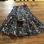  SALE90〜100㎝スモックワンピース くろ系花柄