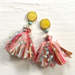 イエローチェコガラスボタン×カラフルタッセルピアス