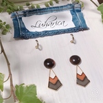 255  ブラウンマーブルカボションとバイカラーチャームのピアス  ルハリカ