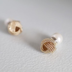 2way きらめくメタルリボンマグネットピアス（8mm/ゴールド）（ホールがなくても ピアスに見える）