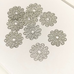 16mm 50枚☆アンティークシルバー☆お花の透かしパーツ