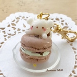 白玉みたいなしろくまさんのチョコミントマカロンキーホルダー