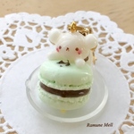 白玉みたいなしろくまさんのミントチョコマカロンキーホルダー