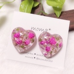 ピンクのかすみ草ドライフラワー大ぶりレジンピアス／イヤリング