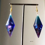 ダーク魔法使いの耳飾り。 ガラスのようなペンデュラム オーロラ アイリス 宝石のようなシンプルピアス イヤリング