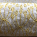 刺繍布＜吾亦紅＞綿ローン広幅　オフ白に黄色　30センチ