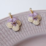 a様 ご注文分「ビオラの刺繍ピアス（薄紫×アイボリー）」