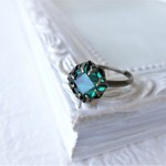 再販 vintage エメラルド スクエアカットの指輪 チェコ ヴィンテージ