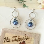 ブルーフラワーとダブルフープのピアス