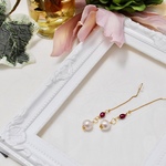 ワインレッド淡水パールのロングピアス　コットンパールとスワロフスキー使用