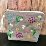 冬の花刺繍ティッシュ入れ付きポーチ♪〔白〕