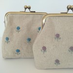 そら色・ラベンダー色　小花　手刺繍　がま口ポーチ（小）　