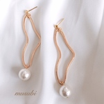 入学式 卒業式 にも♡ 変形フープ×コットンパールピアス イヤリング 樹脂ピアス ノンホールピアス(樹脂イヤリング) ゆらゆら揺れる
