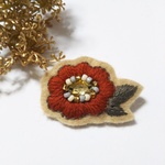ウール糸の刺繍ブローチ（レッド）