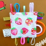 赤ちゃん夢中！のカシャカシャおもちゃ☆いちご