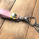 革のキーホルダー　可愛いお花付・ピンク・ハート　お買い得！