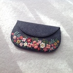 羊毛とフェルトの刺繍の野の花の小物入れ 