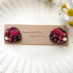 赤のバレンタインイヤリング（刺繍とビーズのイヤリング）