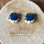 小さくて可愛いネコのピアス（navy）