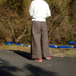 お好みの丈に　ハードなデニムのワイドパンツ　渋焦げ茶