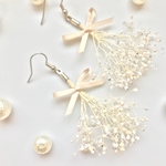 「限定品」かすみ草 花束リボンピアス ホワイトキラキラカラー再再再再販