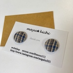 ブルーとベージュのチェックのくるみボタンピアス