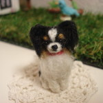 犬　パピヨン　　イヤホンジヤック、ストラップ、ドールハウス