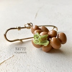  納豆のカブトピンブローチ