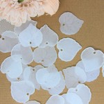 【100個】16mm　すりガラスのようなアクリルフラワー　ホワイト【D020】