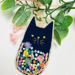 ネコちゃん刺繍ブローチ