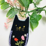 ネコちゃん刺繍ブローチ