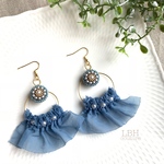 大人フリルの耳飾り《ブルー》