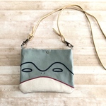 カエル顔のポシェット＊グレーグリーン