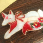 椿柄のお狐様バレッタ・白狐