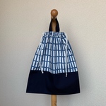 持ち手付き 巾着袋(大)   格子 薄青