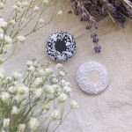白花リースの手刺繍ブローチ