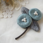 ふっくら野花の刺繍ブローチ［ブルーグレー］