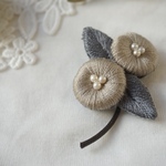 ふっくら野花の刺繍ブローチ［ゴールド］