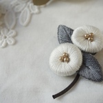 ふっくら野花の刺繍ブローチ［オフホワイト］
