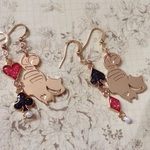 【sale】アリスの世界 チシャ猫とトランプのピアス(マットゴールド)