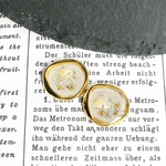 ヴィンテージ風かすみ草ピアス(ゴールド×ライトグレー)