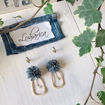 271  ブルーグレー フラワーとマットゴールドオーバルのピアス  ルハリカ