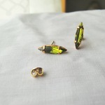 艶めく深緑のピアス