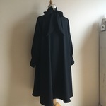 ブラックストレッチウールで作ったハイネックリボンフレアワンピース