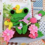 【壁飾り】　花より団子なカエルちゃん