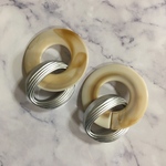 ベージュアクリル丸型×シルバーチェーンピアス